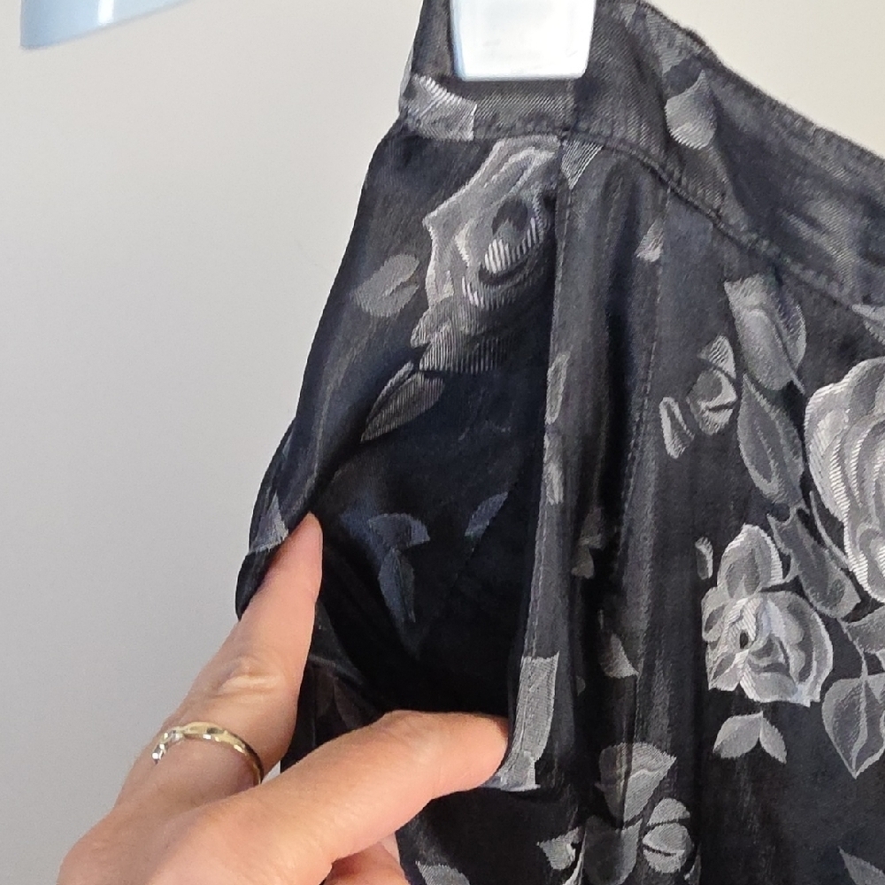 VINTAGE 19th AVENUE Floral Button-Back Skirt – Black & Silver Roses - Picture 2 of 8